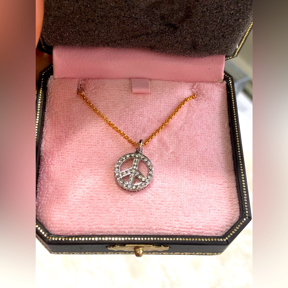 New juicy couture necklace color silver and gold